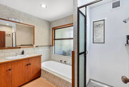 Elevated Family Home with Lake and Mountain Views in Wānaka - Wānaka, New Zealand