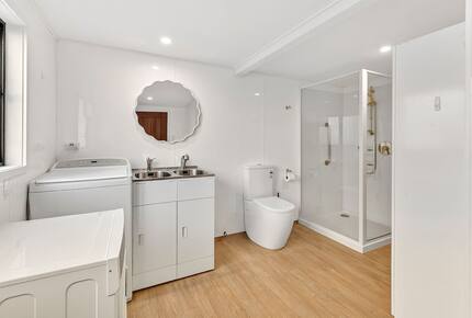 Elevated Family Home with Lake and Mountain Views in Wānaka - Wānaka, New Zealand