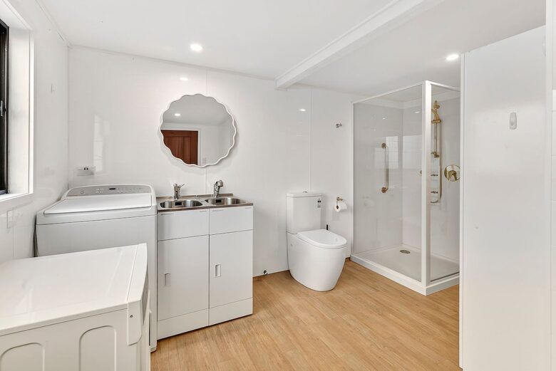 Elevated Family Home with Lake and Mountain Views in Wānaka - Wānaka, New Zealand