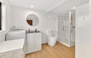 Elevated Family Home with Lake and Mountain Views in Wānaka - Wānaka, New Zealand