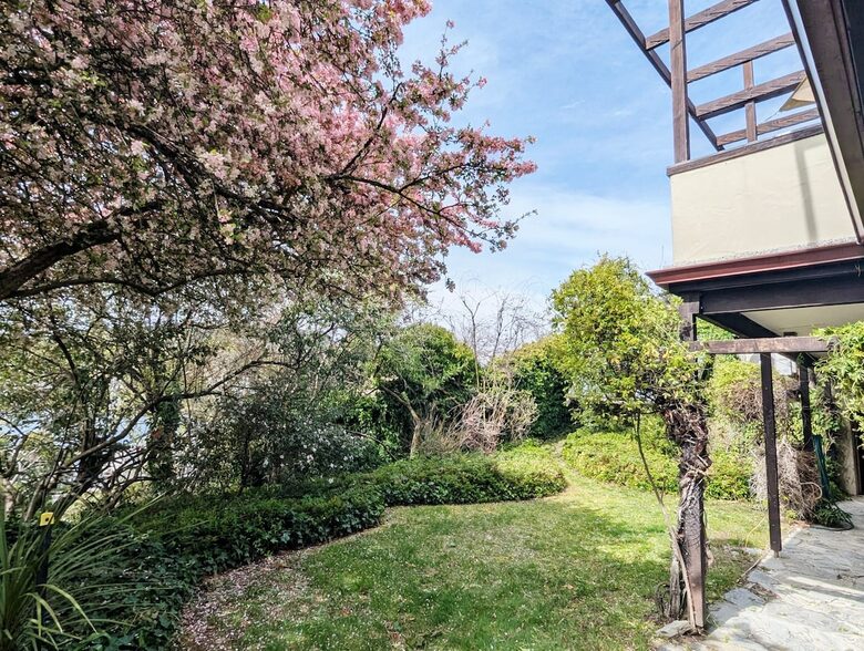 Elevated Family Home with Lake and Mountain Views in Wānaka - Wānaka, New Zealand