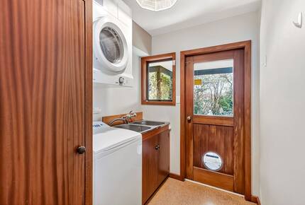 Elevated Family Home with Lake and Mountain Views in Wānaka - Wānaka, New Zealand