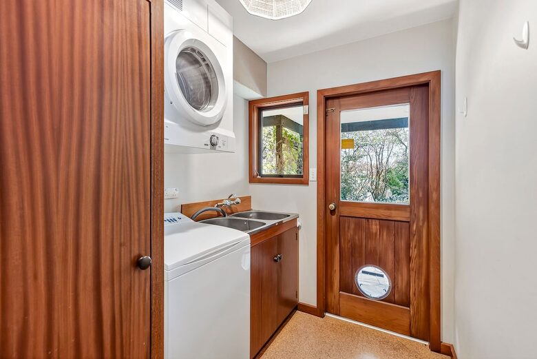 Elevated Family Home with Lake and Mountain Views in Wānaka - Wānaka, New Zealand