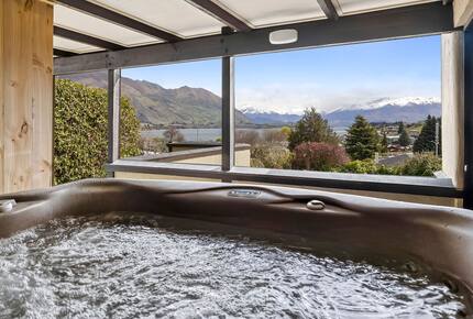 Elevated Family Home with Lake and Mountain Views in Wānaka - Wānaka, New Zealand