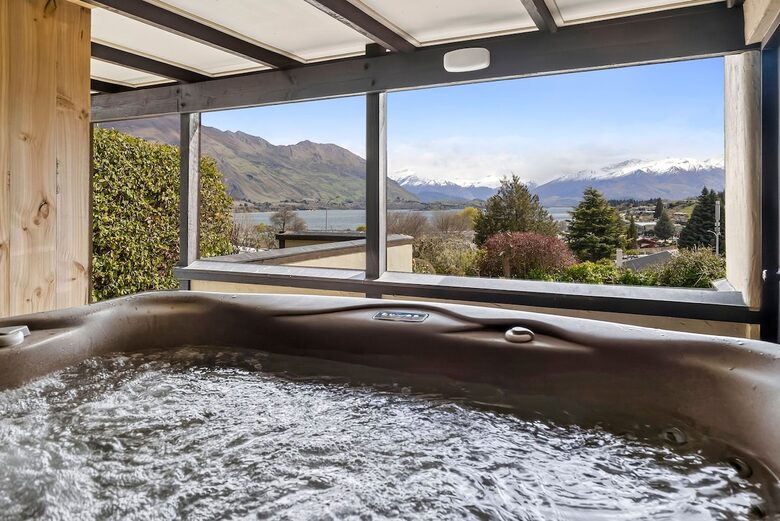Elevated Family Home with Lake and Mountain Views in Wānaka - Wānaka, New Zealand