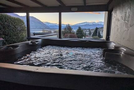 Elevated Family Home with Lake and Mountain Views in Wānaka - Wānaka, New Zealand