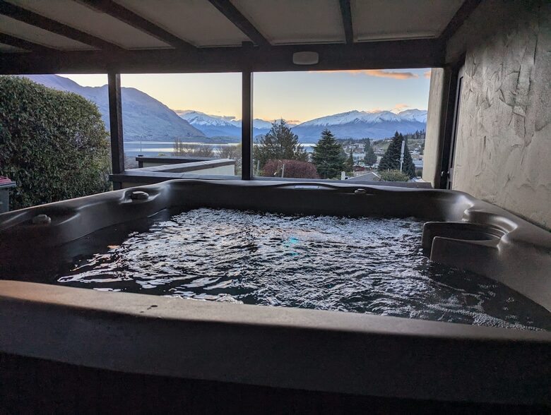 Elevated Family Home with Lake and Mountain Views in Wānaka - Wānaka, New Zealand