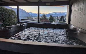 Elevated Family Home with Lake and Mountain Views in Wānaka - Wānaka, New Zealand
