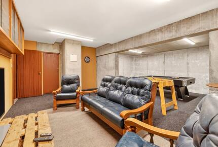 Elevated Family Home with Lake and Mountain Views in Wānaka - Wānaka, New Zealand