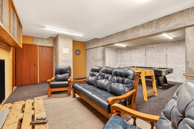 Elevated Family Home with Lake and Mountain Views in Wānaka - Wānaka, New Zealand