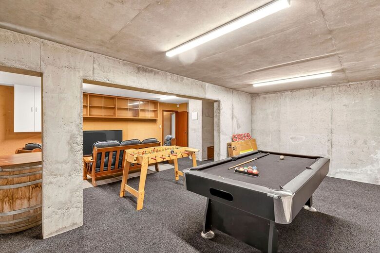 Elevated Family Home with Lake and Mountain Views in Wānaka - Wānaka, New Zealand