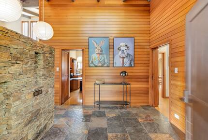 Elevated Family Home with Lake and Mountain Views in Wānaka - Wānaka, New Zealand