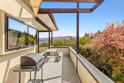 Elevated Family Home with Lake and Mountain Views in Wānaka - Wānaka, New Zealand