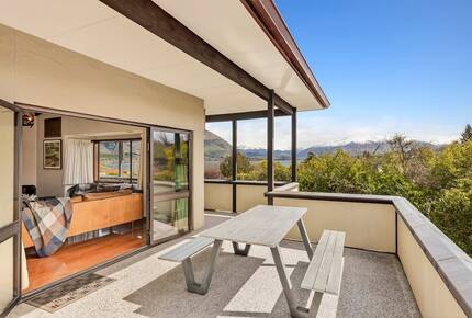 Elevated Family Home with Lake and Mountain Views in Wānaka - Wānaka, New Zealand