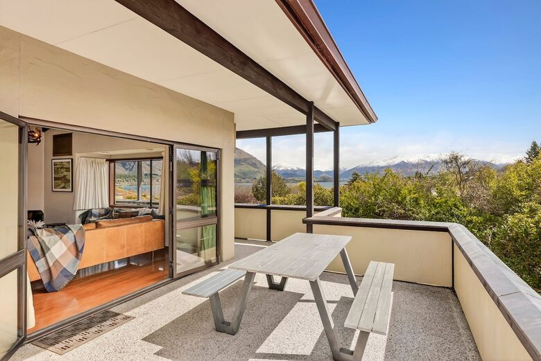 Elevated Family Home with Lake and Mountain Views in Wānaka - Wānaka, New Zealand