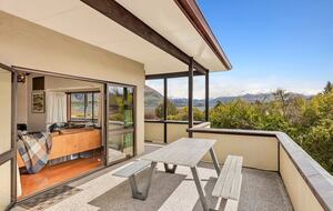 Elevated Family Home with Lake and Mountain Views in Wānaka - Wānaka, New Zealand