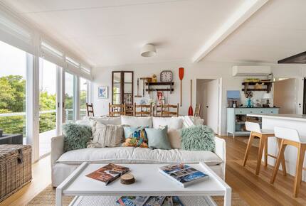 Vintage Coastal Escape Above Port Phillip Bay - Mount Martha, Australia