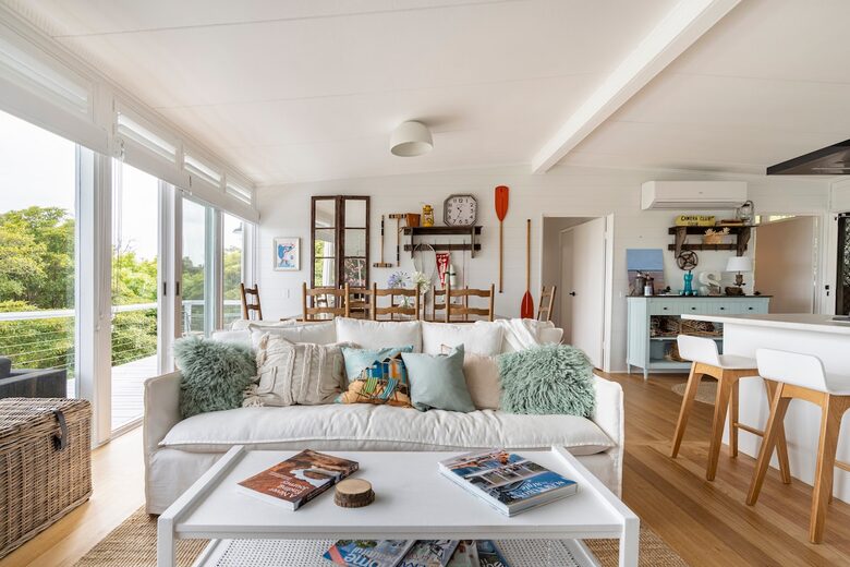 Vintage Coastal Escape Above Port Phillip Bay - Mount Martha, Australia