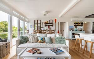 Vintage Coastal Escape Above Port Phillip Bay - Mount Martha, Australia