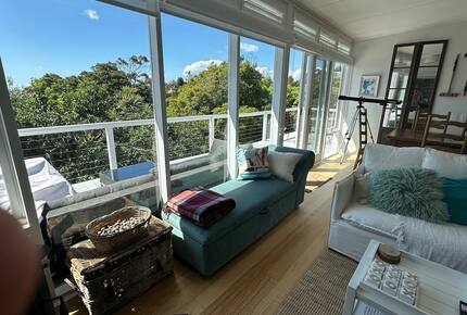 Vintage Coastal Escape Above Port Phillip Bay - Mount Martha, Australia