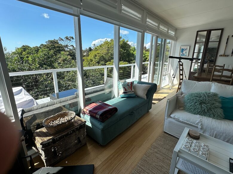 Vintage Coastal Escape Above Port Phillip Bay - Mount Martha, Australia