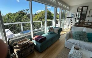 Vintage Coastal Escape Above Port Phillip Bay - Mount Martha, Australia