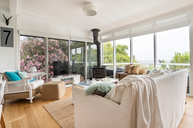 Vintage Coastal Escape Above Port Phillip Bay - Mount Martha, Australia