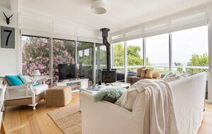 Vintage Coastal Escape Above Port Phillip Bay - Mount Martha, Australia