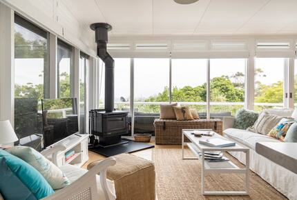 Vintage Coastal Escape Above Port Phillip Bay - Mount Martha, Australia