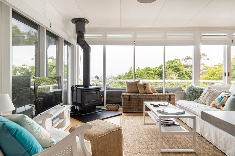 Vintage Coastal Escape Above Port Phillip Bay - Mount Martha, Australia