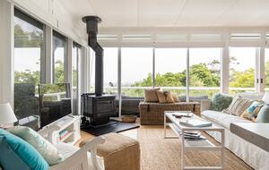 Vintage Coastal Escape Above Port Phillip Bay - Mount Martha, Australia