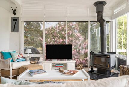 Vintage Coastal Escape Above Port Phillip Bay - Mount Martha, Australia