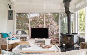 Vintage Coastal Escape Above Port Phillip Bay - Mount Martha, Australia