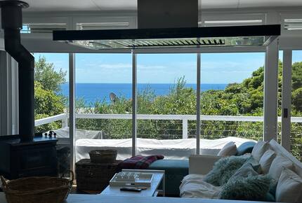 Vintage Coastal Escape Above Port Phillip Bay - Mount Martha, Australia