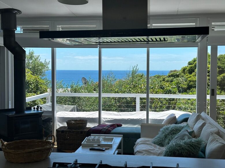 Vintage Coastal Escape Above Port Phillip Bay - Mount Martha, Australia