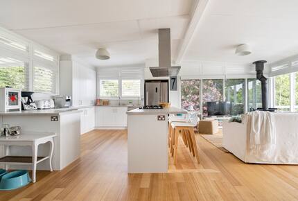 Vintage Coastal Escape Above Port Phillip Bay - Mount Martha, Australia