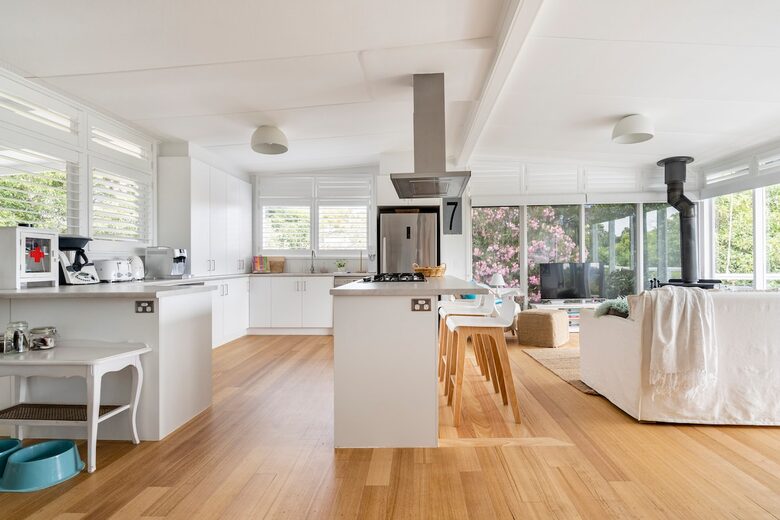 Vintage Coastal Escape Above Port Phillip Bay - Mount Martha, Australia