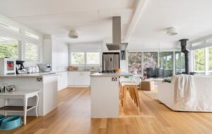 Vintage Coastal Escape Above Port Phillip Bay - Mount Martha, Australia