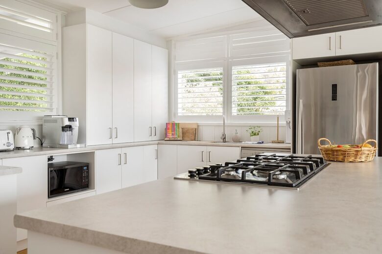 Vintage Coastal Escape Above Port Phillip Bay - Mount Martha, Australia