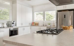 Vintage Coastal Escape Above Port Phillip Bay - Mount Martha, Australia