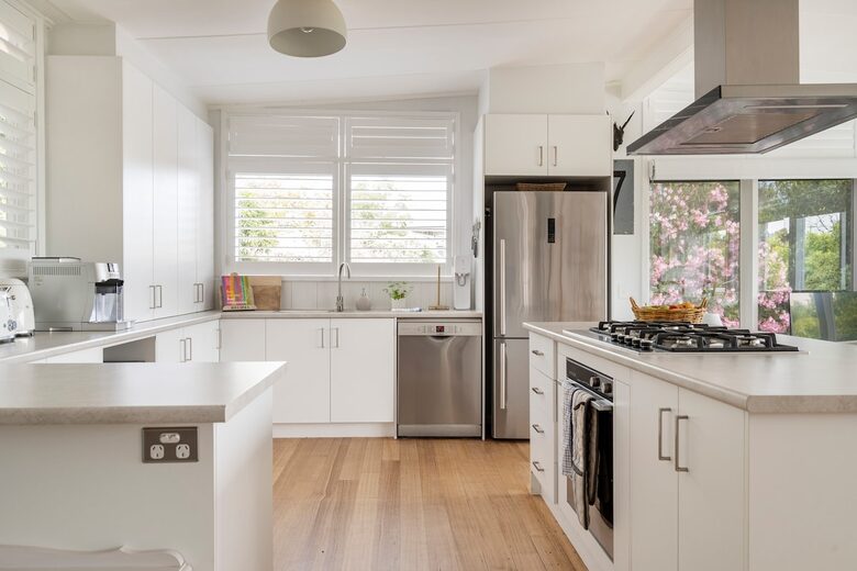 Vintage Coastal Escape Above Port Phillip Bay - Mount Martha, Australia