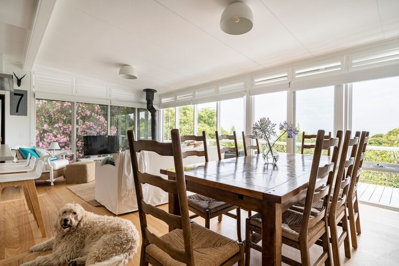 Vintage Coastal Escape Above Port Phillip Bay - Mount Martha, Australia