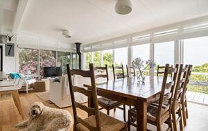 Vintage Coastal Escape Above Port Phillip Bay - Mount Martha, Australia