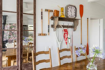 Vintage Coastal Escape Above Port Phillip Bay - Mount Martha, Australia