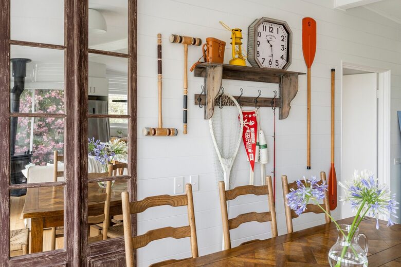 Vintage Coastal Escape Above Port Phillip Bay - Mount Martha, Australia