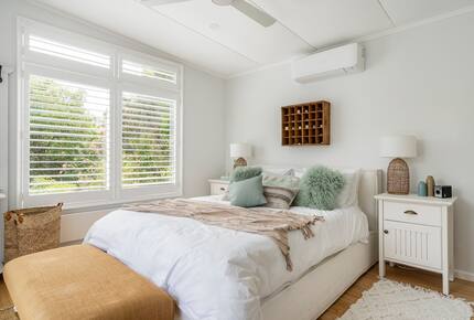 Vintage Coastal Escape Above Port Phillip Bay - Mount Martha, Australia