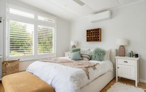 Vintage Coastal Escape Above Port Phillip Bay - Mount Martha, Australia