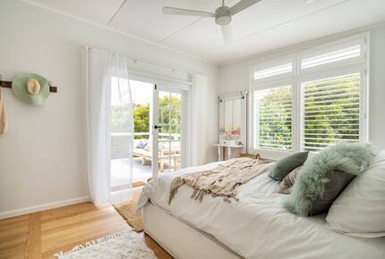 Vintage Coastal Escape Above Port Phillip Bay - Mount Martha, Australia