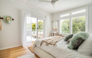 Vintage Coastal Escape Above Port Phillip Bay - Mount Martha, Australia