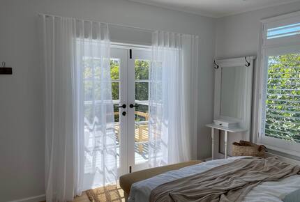 Vintage Coastal Escape Above Port Phillip Bay - Mount Martha, Australia